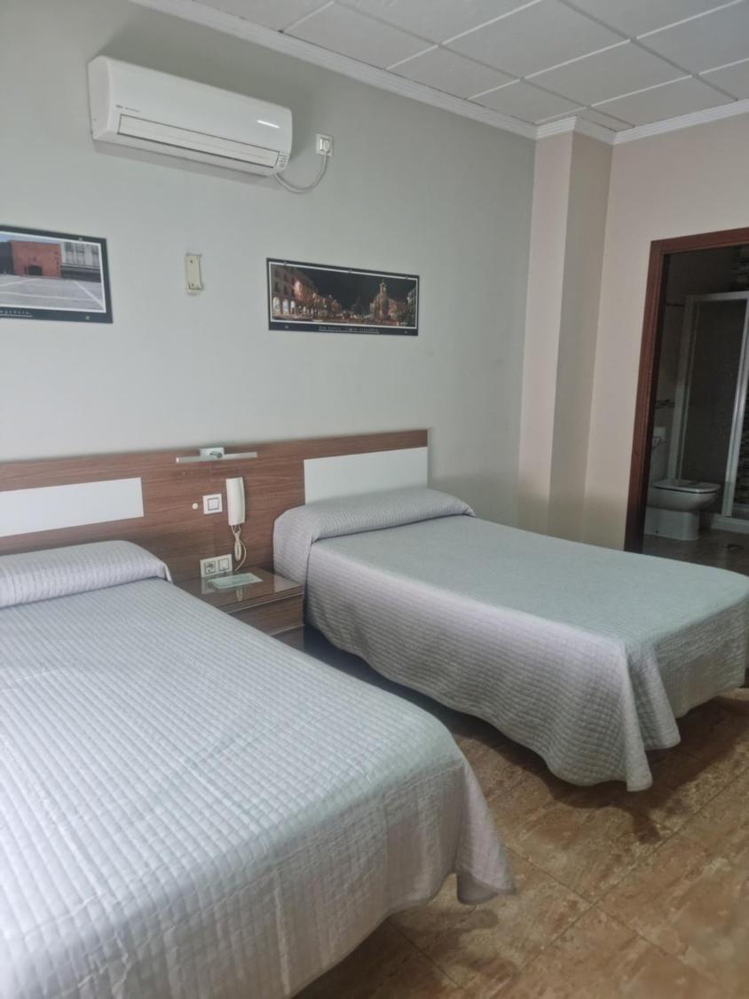 Hostal Restaurante El Paraiso Don Benito Bagian luar foto