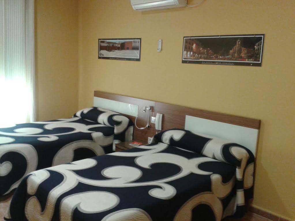 Hostal Restaurante El Paraiso Don Benito Bagian luar foto